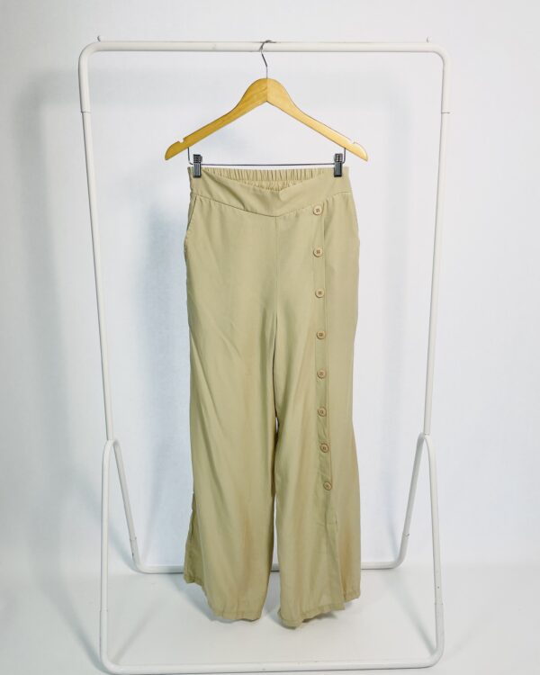 Calça pantalona gelo com botões - P