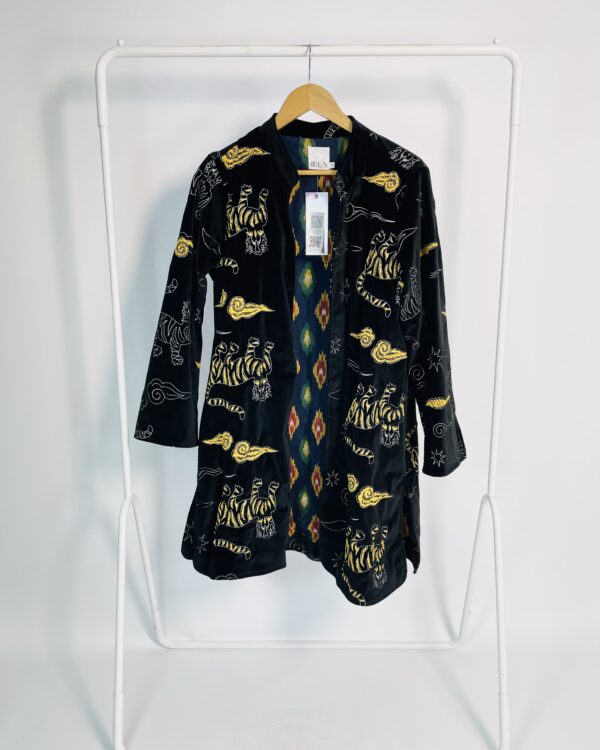 Casaco alongado veludo preto com bordados amarelos BDLN - G - VENDIDO SISTEMA OTO