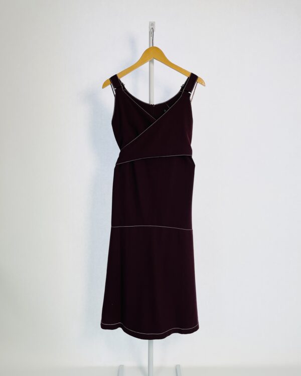 Vestido midi vinho com pesponto branco detalhe transpassado no busto SKUNK - 44 - VENDIDO SISTEMA OTO