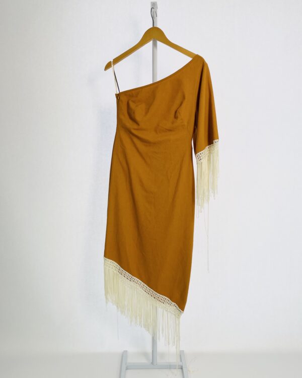 Vestido linho caramelo e franjas off white de um ombro só FARM - P