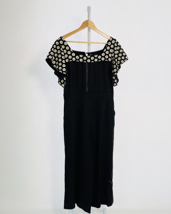 Macacão pantacourt linho preto com bordados de flores brancas A.BRAND - 40 - VENDIDO SISTEMA OTO