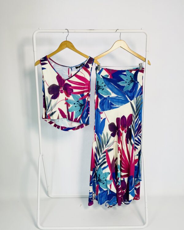 Conjunto saia transpassada e regata off white com estampa azul, roxo e rosa TIDSY - 38 - VENDIDO SISTEMA OTO