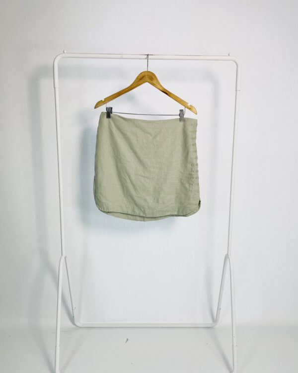 Saia curta linho cinza detalhes bordados na lateral MARIA FILÓ - G - VENDIDO SISTEMA OTTO