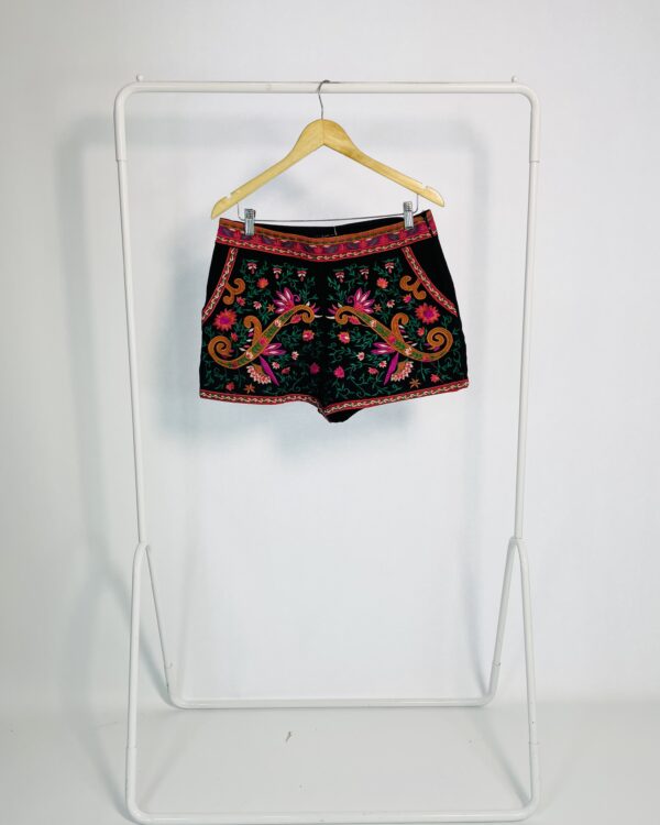 Short preto com bordados coloridos ZARA - G - VENDIDO SISTEMA OTO