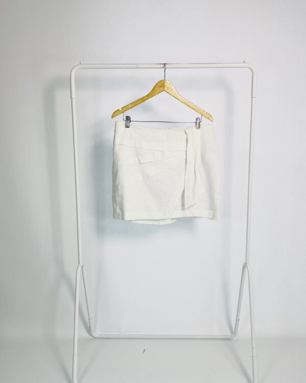 Saia curta linho off white drapeado na frente MARIA FILÓ - G - VENDIDO SISTEMA OTO