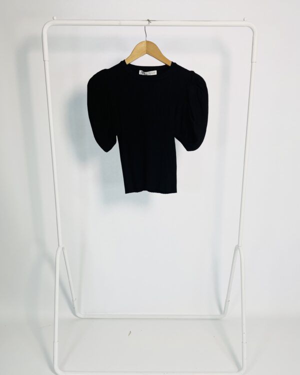 Blusa preta canelada com manga bufante ZARA - G