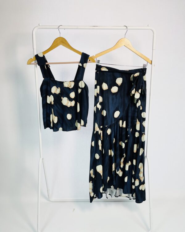 Conjunto cropped e saia midi azul marinho transpassada na frente e estampa bege ANIMALE - 40 - VENDIDO SISTEMA OTO