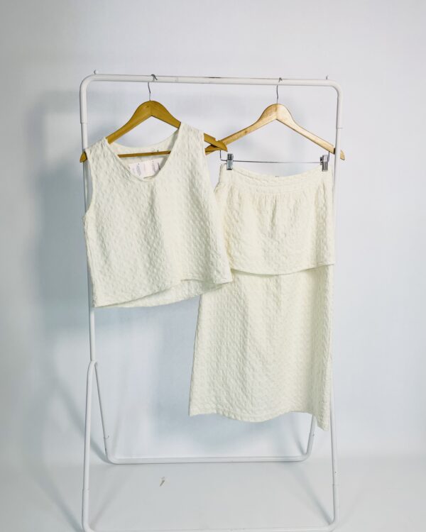Conjunto branco texturizado saia e regata AHKA - G - VENDIDO SISTEMA OTO