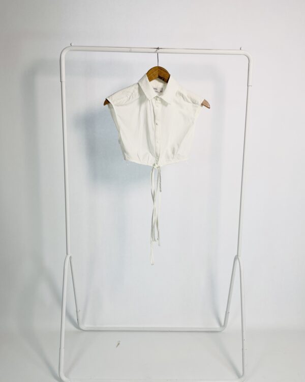 Blusa branca cropped com amarração BERSHKA - PP