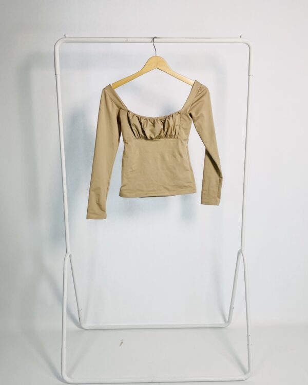 Blusa bege mangas longas e drapedo no busto INGRID TALINA - P - VENDIDO SISTEMA OTO