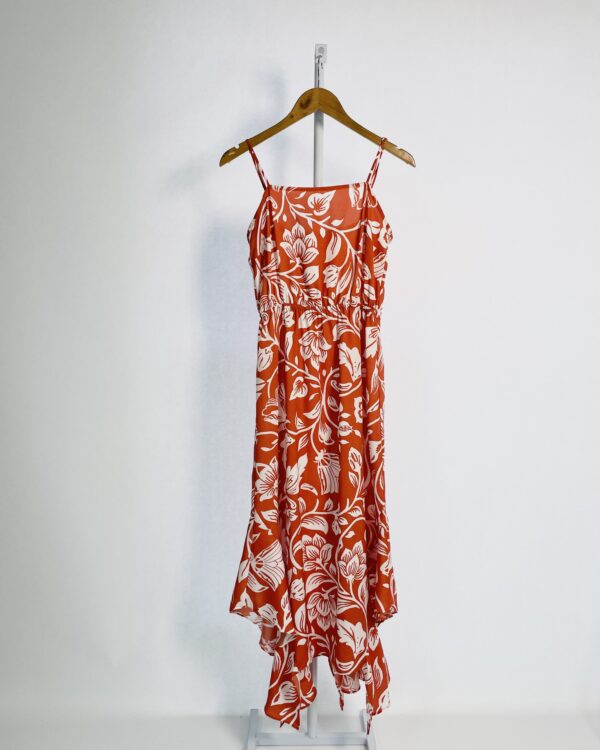 Vestido midi laranja com estampa floral branca assimetria na barra MARIA FILÓ - P - VENDIDO SISTEMA OTO