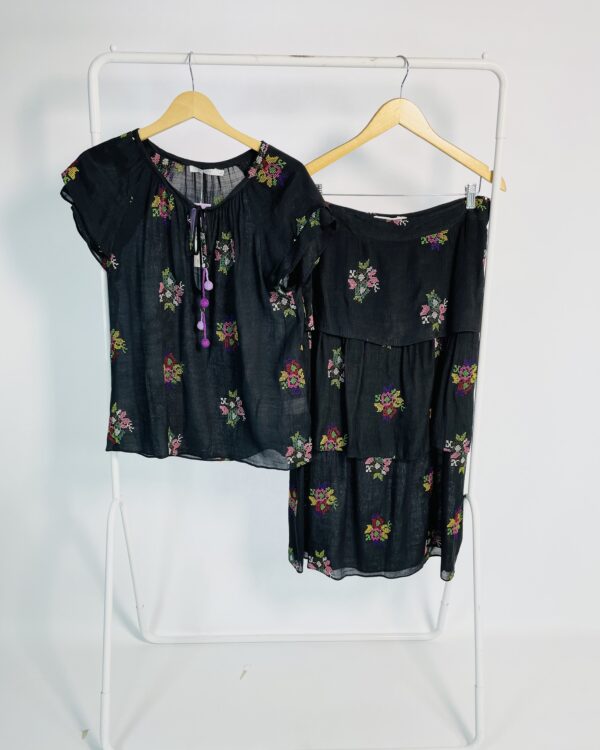 Conjunto saia e blusa preta com bordados ocloridos ATEEN - 42 - VENDIDO SISTEMA OTO
