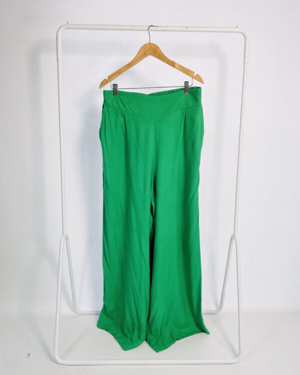 Conjunto camisa e calça pantalona estampasa em tons de verde azul e vermelho DRESS TO - 40 - VENDIDO SISTEMA OTO