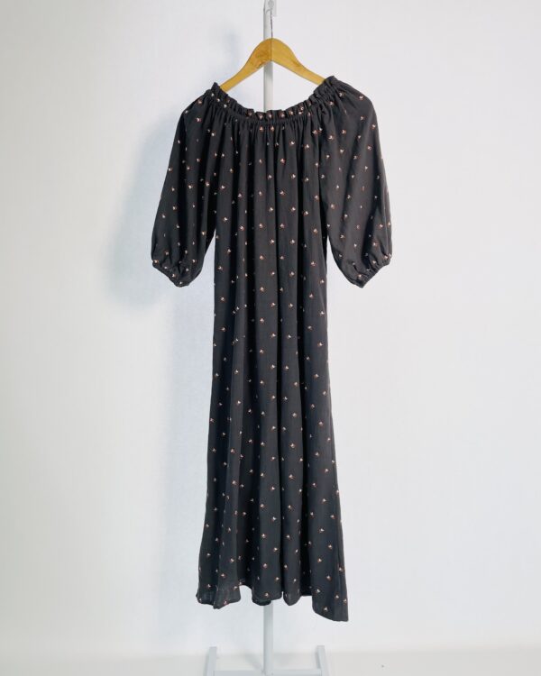 Vestido midi cinza com bordados de flores pequenas MARIA FILÓ - P - VENDIDO SISTEMA OTO