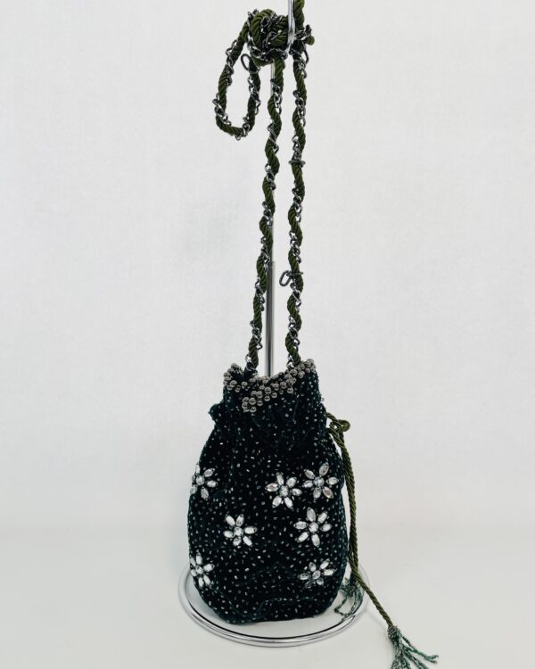Bolsa saco veludo verde com bordados NANNACAY - VENDIDO SISTEMA OTO