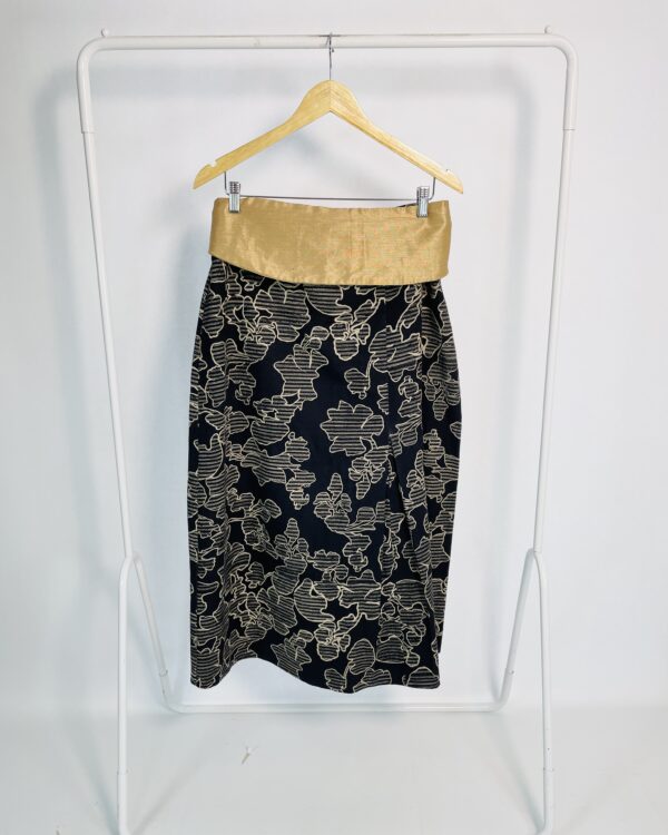 Saia midi preta com estampa bege com faixa SACADA - 44 - VENDIDO SISTEMA OTO