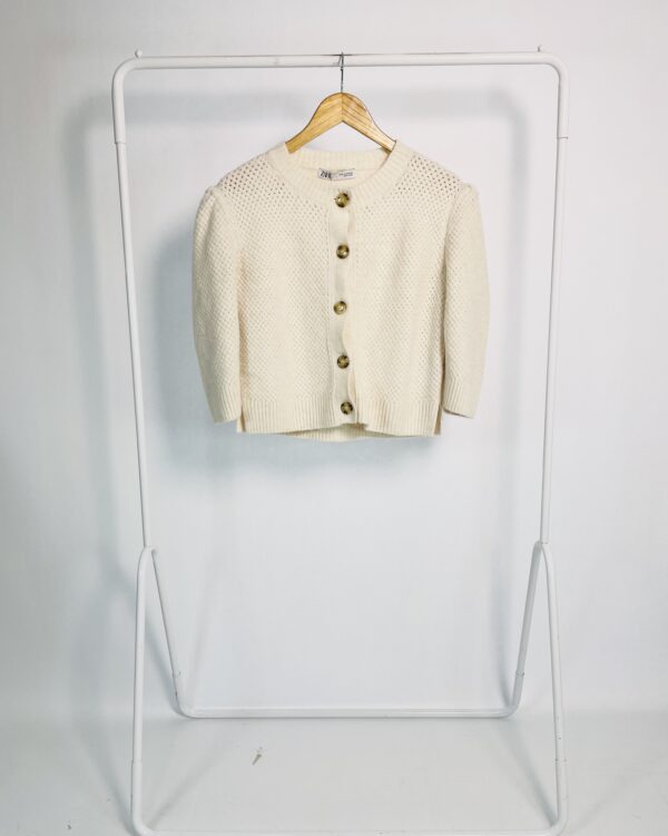 Casaqueto tricot off white mangas 3/4 botões ma frente ZARA - M
