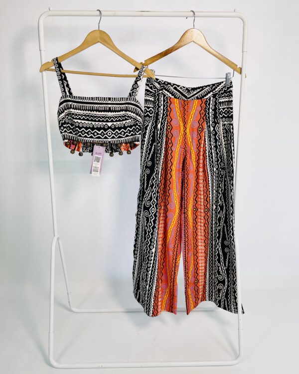 Conjunto cropped e calça pantalona estampa étnica e detalhes de madeira FARM - PP