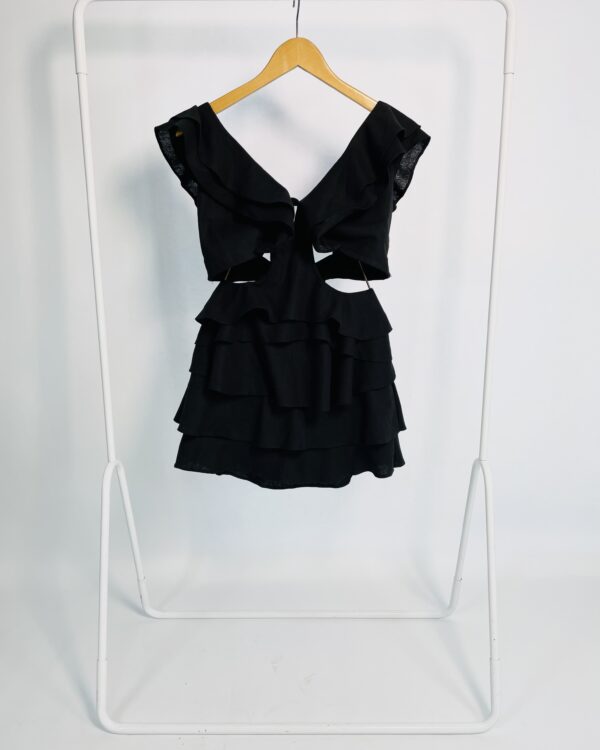 Vestido curto preto com babados e recorte na cintura ISA CARITÁ BRAND - M