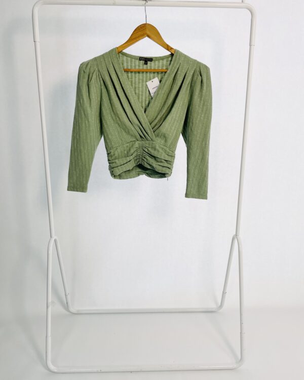 Blusa curta verde decote transpassado com ombreira BO.BÔ - P