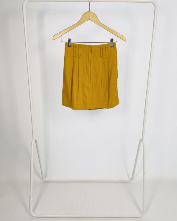Saia curta mostarda com pregas na frente NV - 34