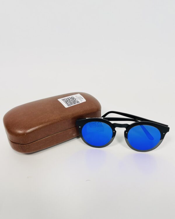 Óculos espelhado azul com a armação preta ILLESTEVA