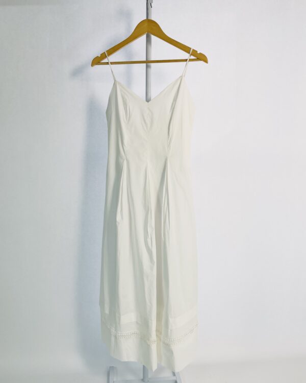Vestido midi algodão branco alças finas e detalhe na barra SACADA - 42