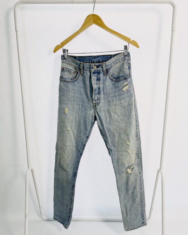 Calça lavagem clara com destroyed e desfiado na barra LEVI'S - 36