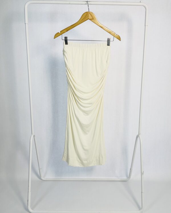 Saia midi malha off white com drapeado nas laterais - P