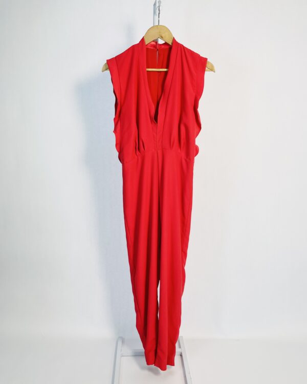 Macacão vermelho com decote v e abertura nas costas - P