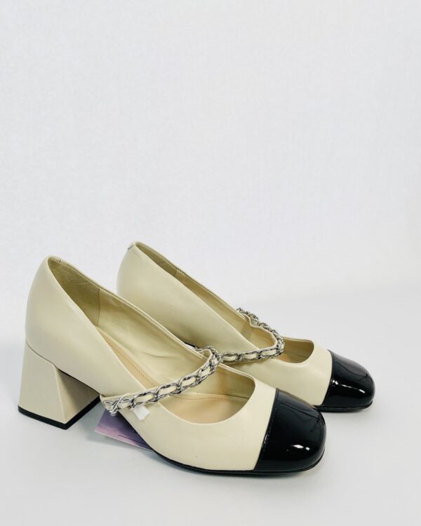 Sapato bege ponta preta com corrente na tira salto quadrado AREZZO - 34