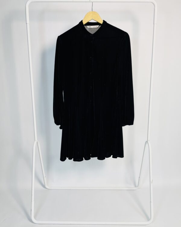 Vestido preto de veluda decote v manga longa botões  ZARA - P