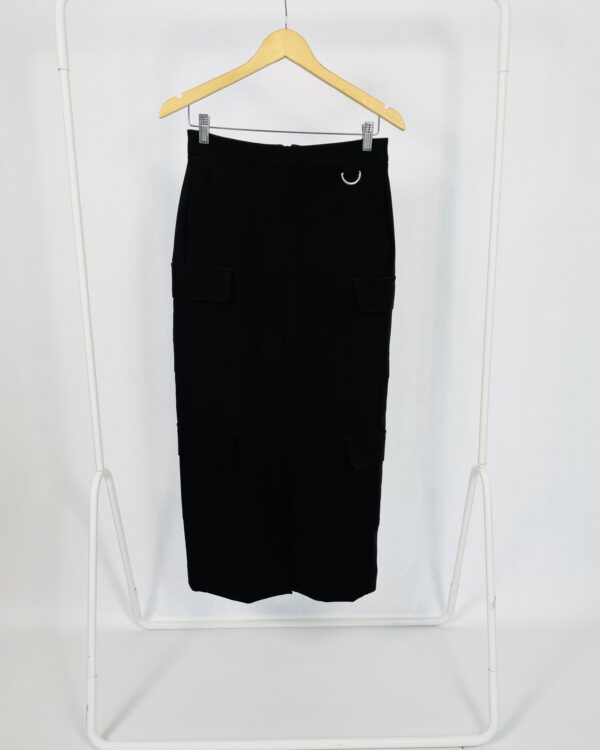 Saia longa preta com fenda com fivelas pratas e bolso cargo MURAU - 38