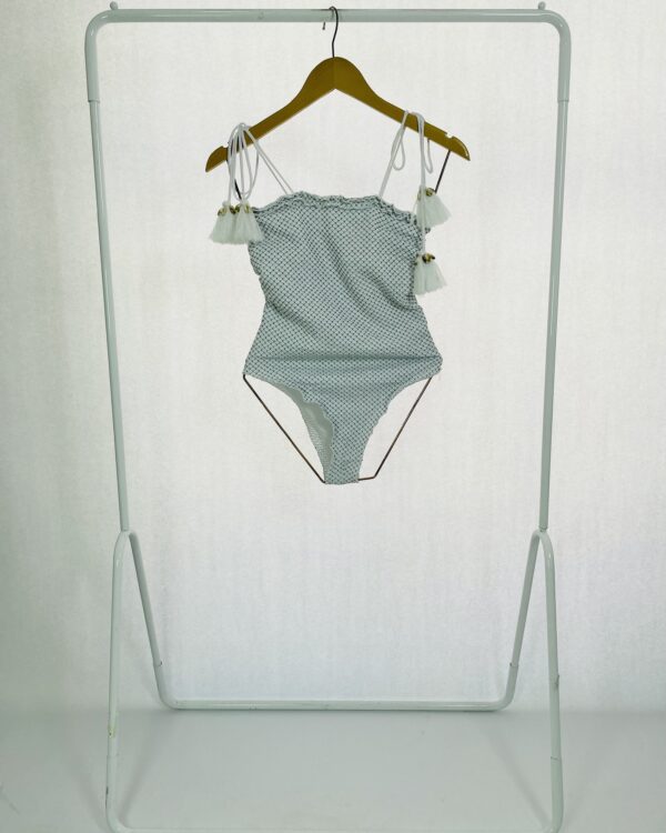 Maiô p&b texturizado com barbicachos e buzios nas alças ANNE FERNANDES - P