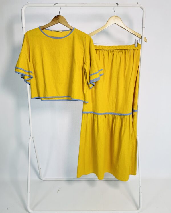 Conjunto linho saia midi e blusa mostarda com viés azul claro MISSINCLOF - P