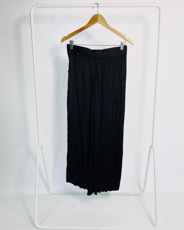 Saia midi preta acetinada com fendas nas laterais - P