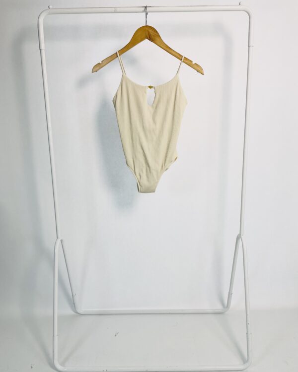 Maiô off white texturizado recorte no decote e alças finas SALINAS - P