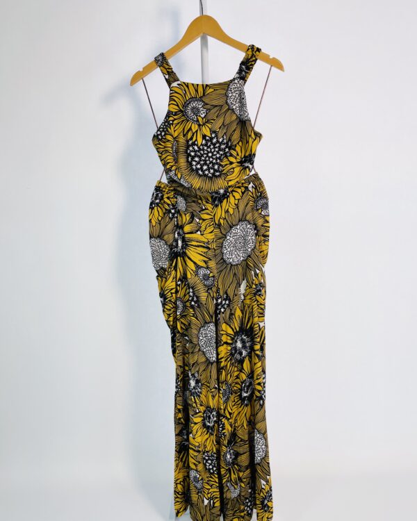 Macacão mostarda com estampa girassol e recorte nas costas OSKLEN - P