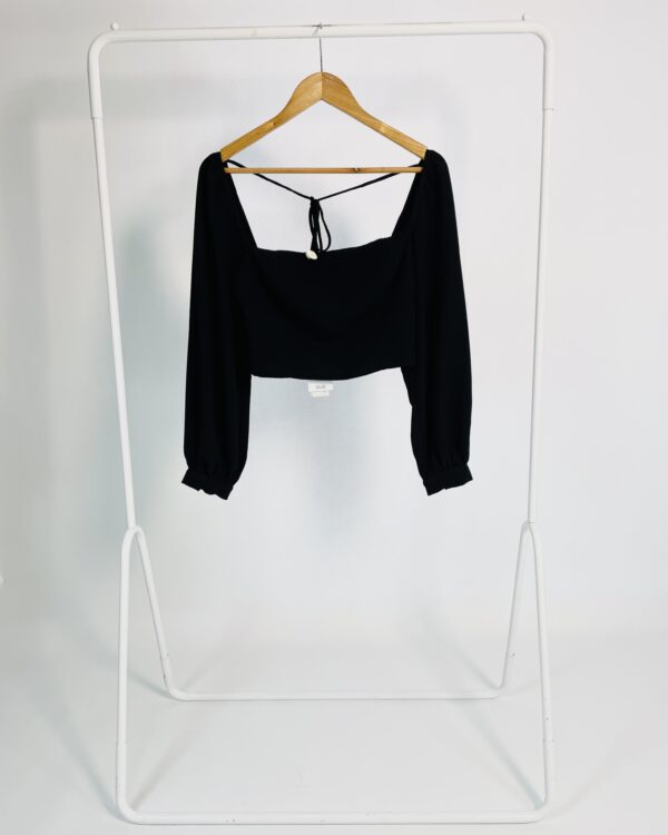 Blusa cropped preto com amarração AHKA - M