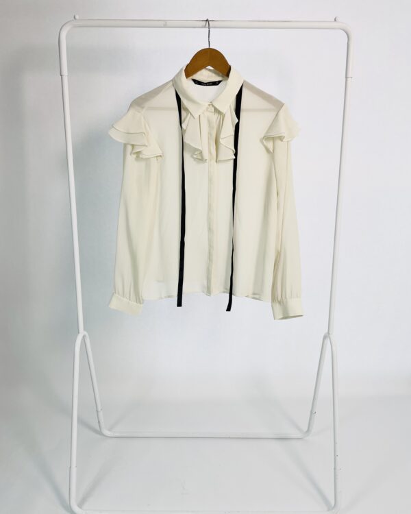 Camisa off white com babados e amarração preta na gola ZARA - G