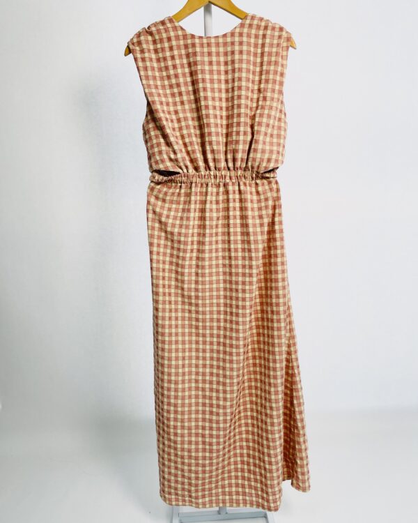 Vestido longo quadriculado texturizado bege e rosa recorte na cintura MISSINCLOF - G