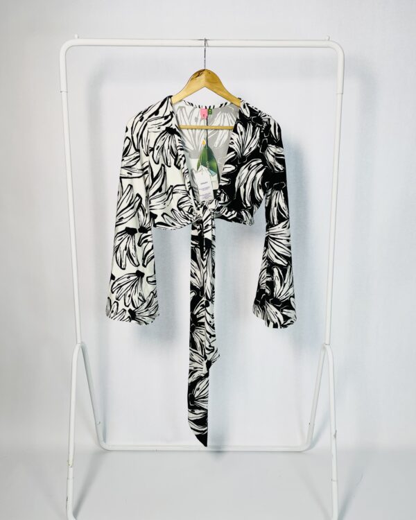 Blusa Cropped transpasse preto e branco estampa FARM - G