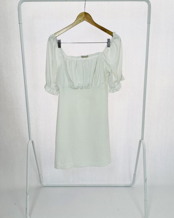 Vestido Curto Branco MangasCom Elástico no Punho
