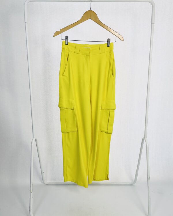 Calça amarela com bolsos cargo NV - 34