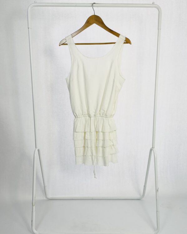 Vestido curto off white babados na saia - P