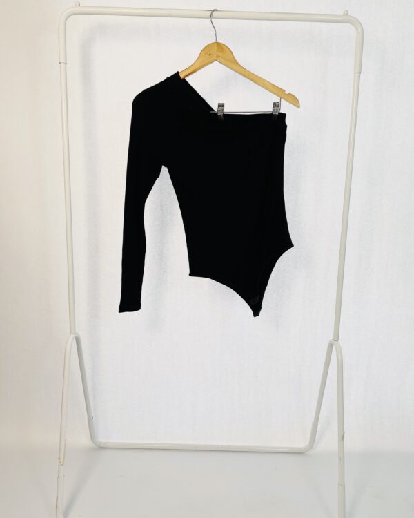 Body preto canelado um ombro manga longa MIXED - P