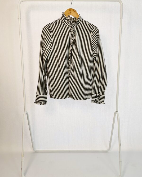 Camisa listrada p&b babados na gola ZARA - G - VENDIDO SISTEMA OTO