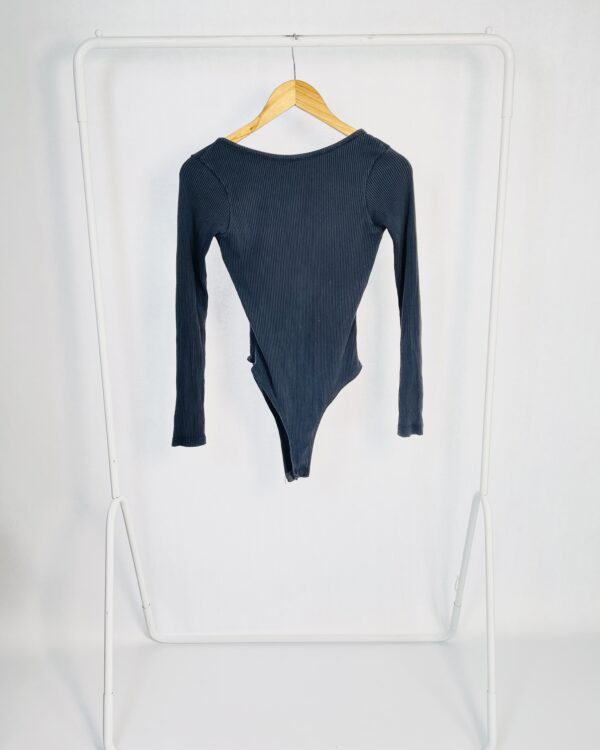 Body Canelado Preto Manga Longa Recorte nas Costas Loja Três - M