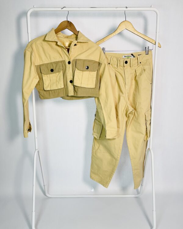 Conjunto Jaqueta Bege com esverdeado e Calça Bege Bolsos Cargo Com botões Preto REVERSA - P