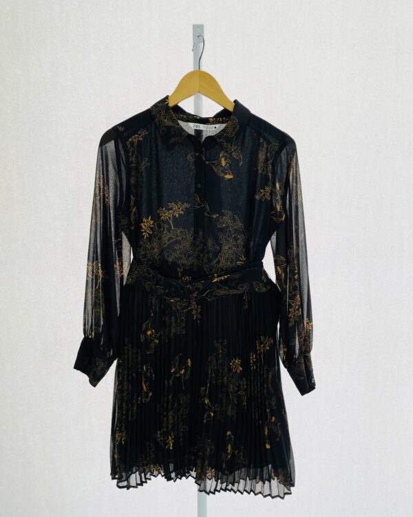 Vestido curto preto com estampa laranja saia plissada e faixa na cintura ZARA - M